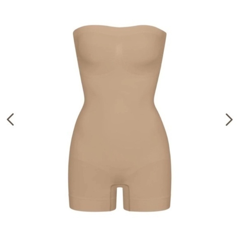 SKIMS SEAMLESS SCULPT STRAPLESS SHORTIE BODYSUIT CLAY BEIGE large